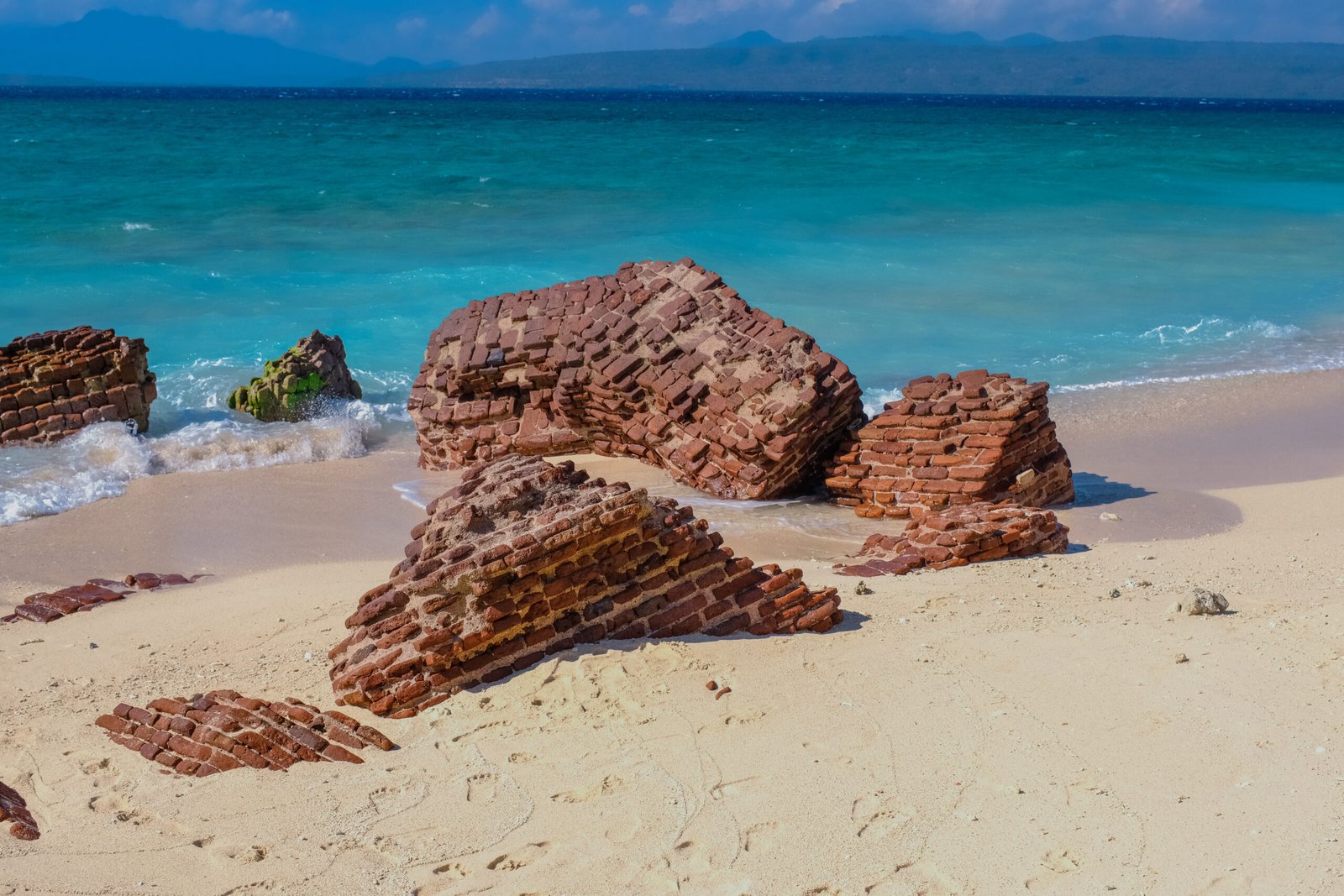 Pantai pasir putih Pulau Tabuhan