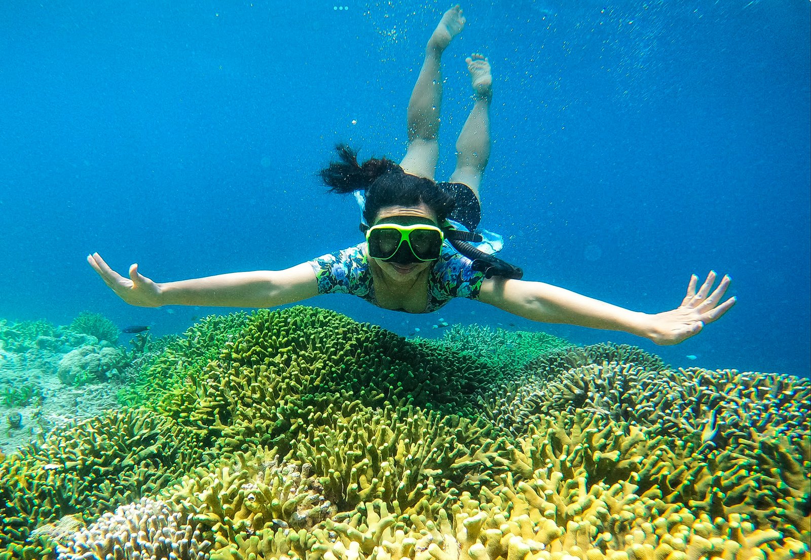 Pemandangan laut biru
